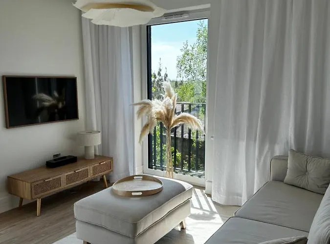 White Apartment 5 Min Airport